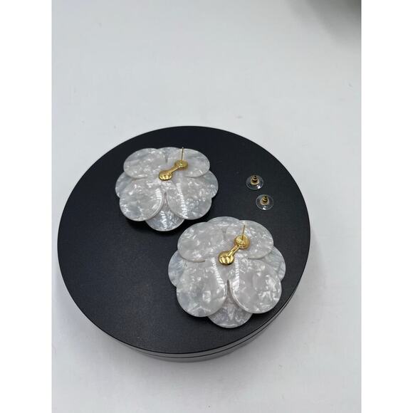Lele Sadoughi Zinnia White Iridescent Mother of Pearl Large Petal Floral Earring - Picture 5 of 9